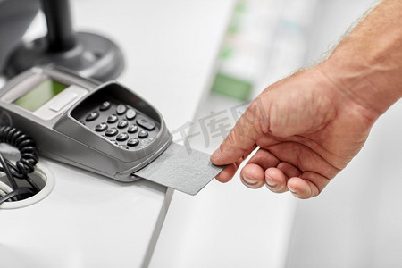 购物，支付和金融概念—近距离接触信用卡在读卡器。在读卡器中用信用卡近距离接触