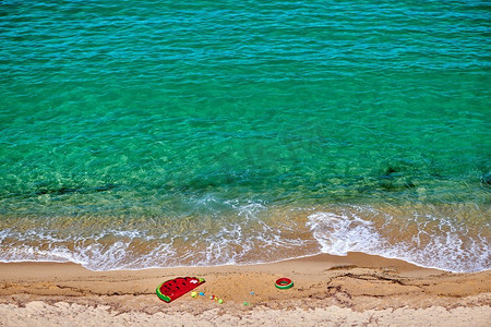 西瓜大海摄影照片_希腊西索尼亚美丽的充气浮标和环状海滩