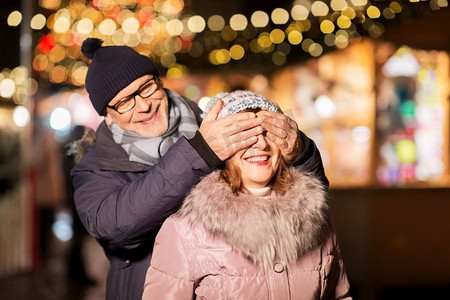 爱，寒假和人的概念—快乐的老年夫妇在圣诞市场。快乐的老年夫妇在圣诞市场