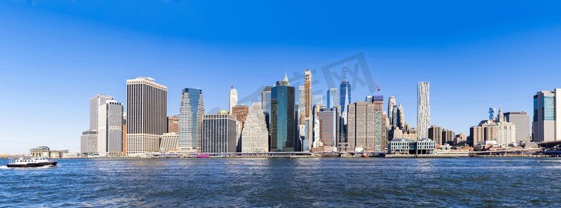 纽约市全景图曼哈顿下摩天大楼地平线建筑城市风景从布鲁克林纽约州美国。