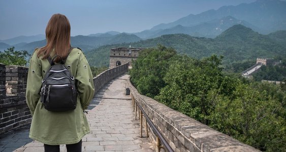 女人沿着中国的长城走.