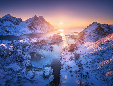 海洋球池摄影照片_ 冬天，雪，岩石，日落