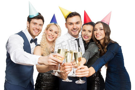 碰杯香槟摄影照片_庆祝和假日概念—快乐的朋友在生日聚会上碰杯香槟。生日派对上的香槟杯朋友