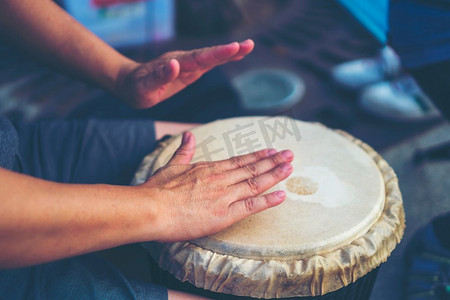 复古非洲手鼓演奏音乐传统文化融合