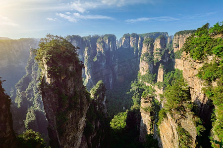 中国著名的旅游景点—张家界石柱悬崖山日落在武陵源，中国.中国张家界山脉