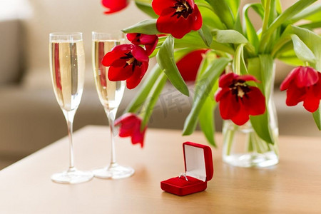 订婚，求婚，鲜花，香槟