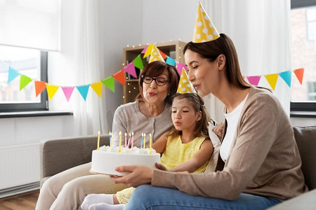 生日蛋糕蛋糕摄影照片_祖母、生日、蛋糕、家庭