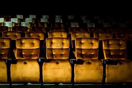 一排黄色座位与爆米花椅子在电影院