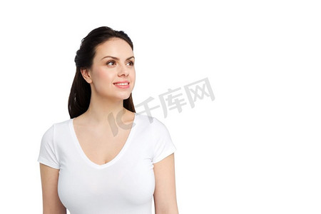 穿着白色T恤的身体积极和人的概念快乐的女人。穿着白色T恤的快乐女人。穿着白色T恤的快乐女人