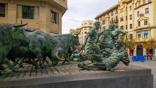 PAMPLONA，西班牙—2017年9月30日：运行公牛纪念碑在潘普洛纳市，纳瓦拉地区西班牙