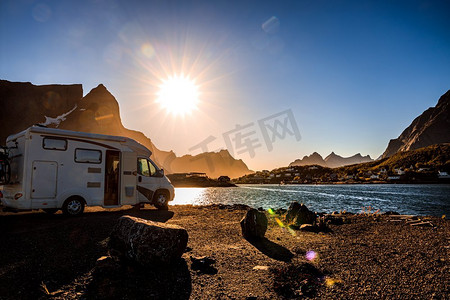 露营车摄影照片_家庭度假旅行房车，度假旅行在汽车之家，大篷车度假。挪威自然风光秀丽。