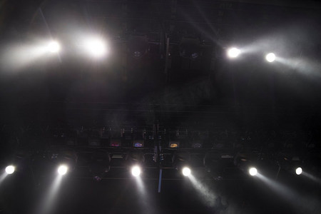 灯光照亮了音乐会现场。