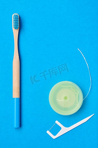 蓝色口腔健康摄影照片_牙刷和口腔护理工具在蓝色背景顶视图复制空间平奠定。牙齿护理，牙齿卫生和健康概念。 