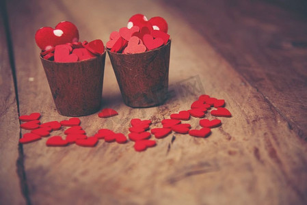 情人节的爱—两颗红心挂在一起’