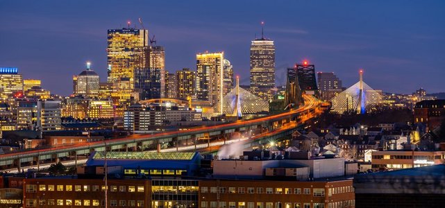 波士顿城市景观全景，夜间有通往美国马萨诸塞州波士顿的高速公路小径。