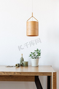 天猫家具海报摄影照片_ 桌子上的木灯
