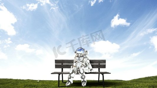 太空人坐在木凳上。混合媒体。穿着宇航服的宇航员坐在长凳上。混合媒体