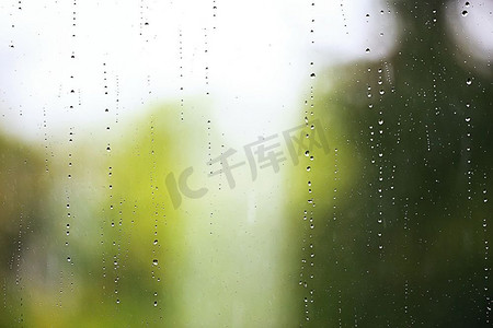 雨点摄影照片_雨点顺着街道的玻璃流下