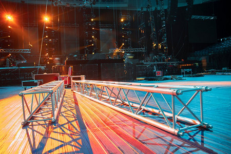 为露天音乐会准备舞台.