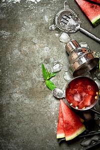 西瓜鸡尾酒加薄荷和冰在摇壶。在石桌上。西瓜鸡尾酒加薄荷和冰在摇壶。