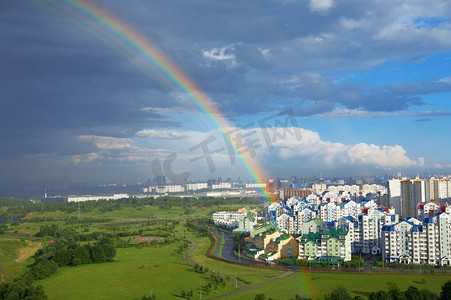 景观与彩虹以上城市和公园。城市彩虹