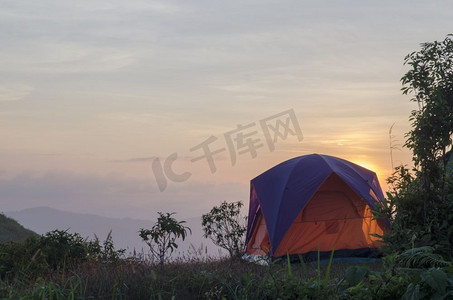 火焰摄影照片_娱乐区和营地与帐篷，日落时间与升起的太阳在高山湖附近