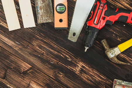 家杂摄影照片_顶视图为杂工和木匠铺设的工具。木工爱好和DIY概念。