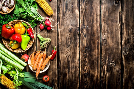 健康食品。有机蔬菜。新鲜蔬菜配香草。在木质背景上..新鲜蔬菜配香草。