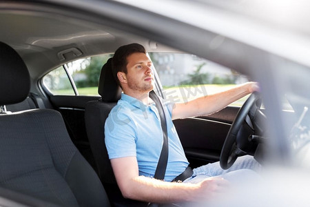 交通、车辆和人的概念-夏季开车的人或司机。夏天开车的男人或司机