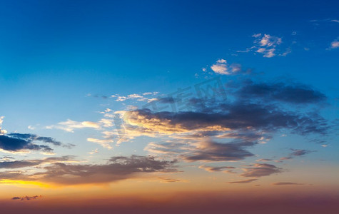 傍晚夕阳的天空，戏剧性的云彩。傍晚夕阳西下，云雾缭绕