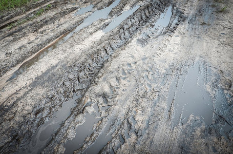 轮胎车轮轨道上泥泞的泥土道路驱动在土壤