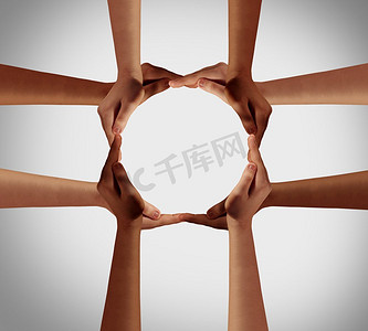 手圈和一群手形成一个十字架作为群体多样性的象征和多种族团结作为民族共同体的结合。