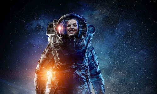 女宇航员象象在黑暗星空背景。混合媒体。有吸引力的女人在太空服