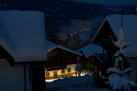 从佛加里达的夜景，一个滑雪胜地小镇在多洛米蒂山脉。从意大利多洛米蒂山脉的滑雪胜地小镇福加里达的夜景