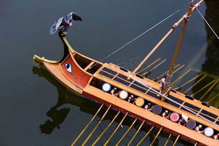 欧洲人物摄影照片_罗马战舰与划船者，微型场景户外，欧洲。迷你人物与高detaling对象，逼真的立体模型，玩具模型