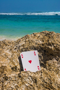 心扑克牌沙滩主题照片。心扑克牌沙滩主题