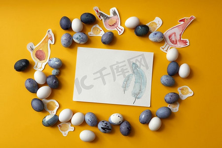 复活节相框内绘有彩蛋和鸡肉，空白处为文字，平铺。蛋的框架