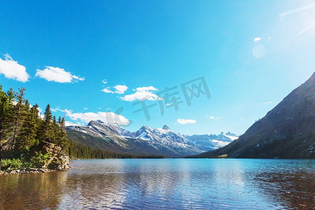 冰川地貌摄影照片_美国蒙大拿州冰川国家公园风景如画的岩石山峰
