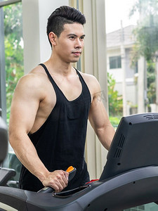 运动跑步者在健身房的跑步机上运行。健康生活理念运动跑步者在健身房的跑步机上运行。