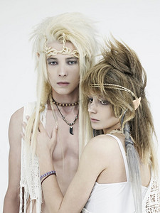 照片时尚的年轻精灵夫妇在白色背景。 