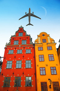 这架飞机低空飞过瑞典斯德哥尔摩加姆拉斯坦的斯托托吉特广场。Gamla Stan的Stortorget Place