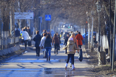 沃洛格达，俄罗斯？2014年3月10日，在沃洛格达，俄罗斯，人群在街上，行人
