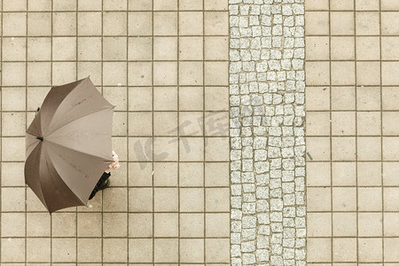 天气自然大气保护放松理念。带雨伞的人有人在雨中行走，遮着水。带雨伞的人