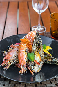 烤肉拼盘摄影照片_海鲜拼盘，美味的烤虾，石龙虾和红蟹