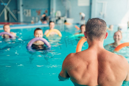 水上健美操、健康水上运动、室内游泳池、休闲娱乐。水上有氧运动，健康水上运动
