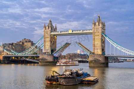 水底慢慢升起的气泡摄影照片_伦敦塔桥在日落黄昏升起，伦敦英国.