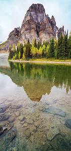 加拿大不列颠哥伦比亚省阿西尼博因山省级公园令人惊叹的山脉景观秋季