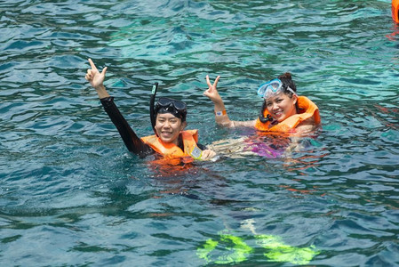 1月1日摄影照片_泰国普吉岛--2017年1月4日。一名身穿比基尼的游客在普吉岛的海里游泳。