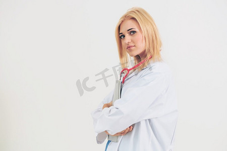 博士帽白底摄影照片_站在白色背景上的年轻女医生肖像白底年轻女医生肖像。