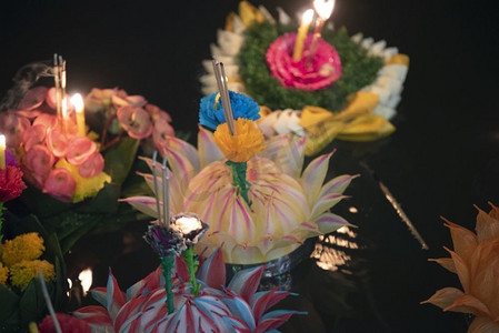 Loy Krathong节，人们买鲜花和蜡烛点燃和漂浮在水上庆祝Loy Krathong节在泰国。